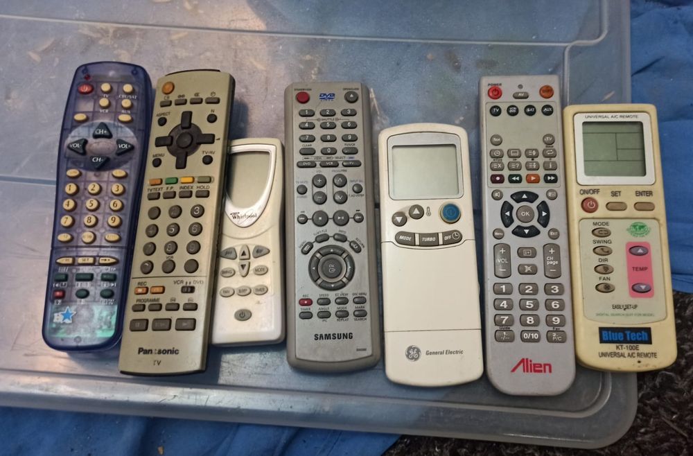 Telecomenzi tv diferite modele