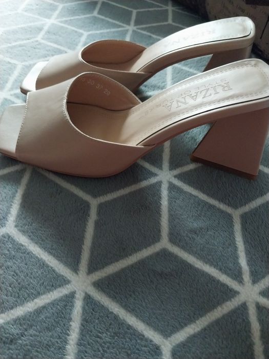 Летние босоножки на каблуке