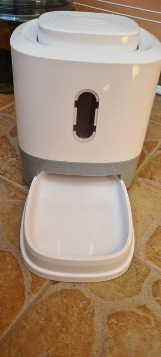 Хранилка – диспенсър с бутон