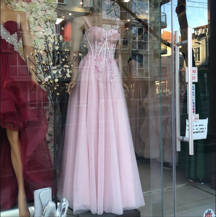 Нежна Розова Бална Рокля с Корсет Принцеса