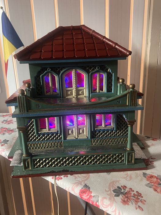 Căsuța lemn sculptata manual