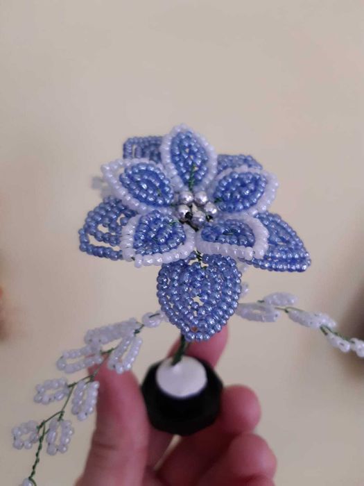 Цветы из бисера ручной работы