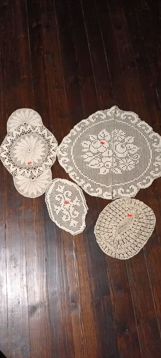 Ръчно плетени покривки и карета на една кука