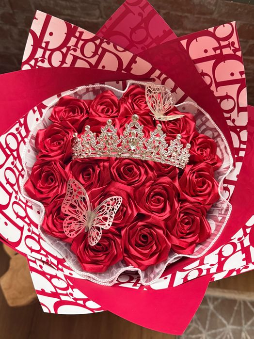 Букет от 19 сатенени розички с коронка и пеперудки