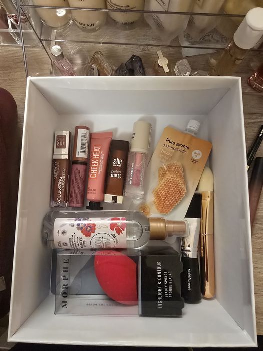 40лв Кутия пълна с продукти Nyx Revolution Catrice The balm