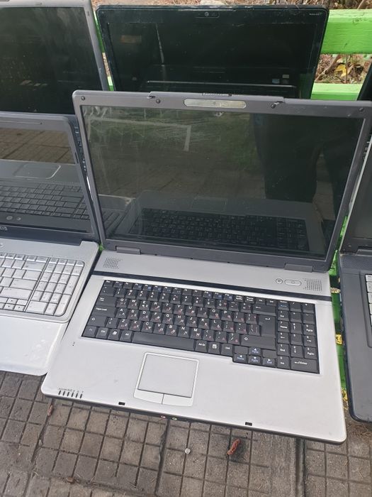 Лот лаптопи за ремонт и части.