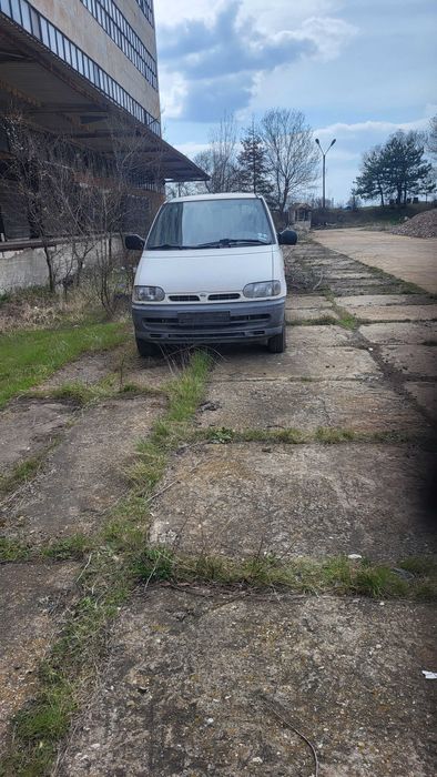 Продавам Нисан Серена 2.3 D на части