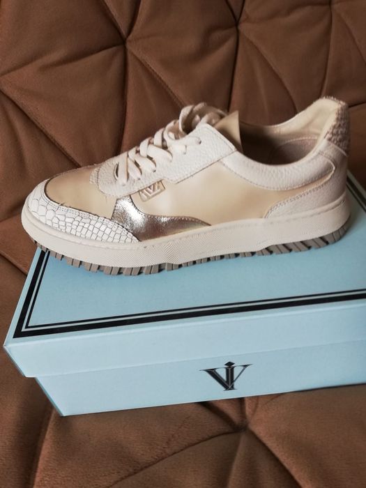 Женские кроссовки