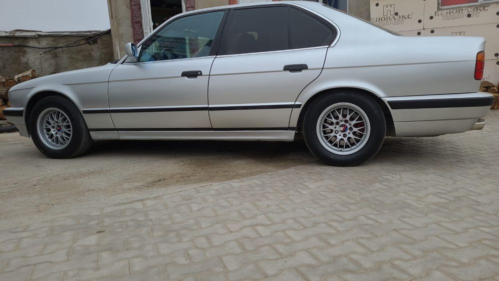 Продам машину BMW 520