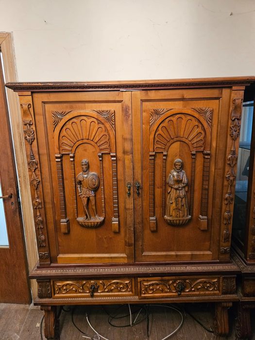 Mobila veche sculptata din lemn masiv