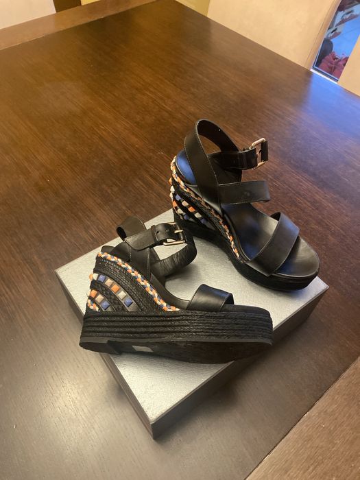 Кожени сандали на платформа марка RAS