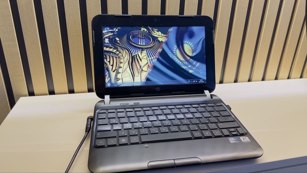 HP мини ноутбук. Intel(R) Atom(TM) CPU N455 1.66GHz