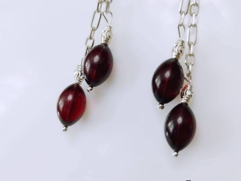 Vechi cercei lungi argint 925, cu picaturi de chihlimbar presat de culoare rosu cherry, stil maslina