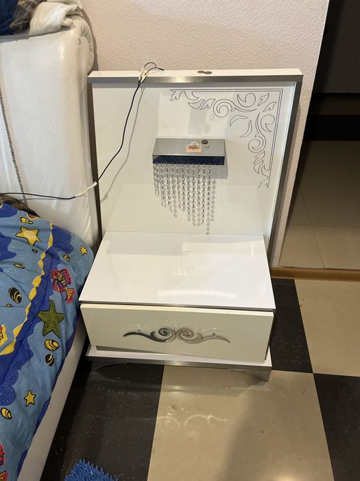 Кровать, матрас и тумбочки