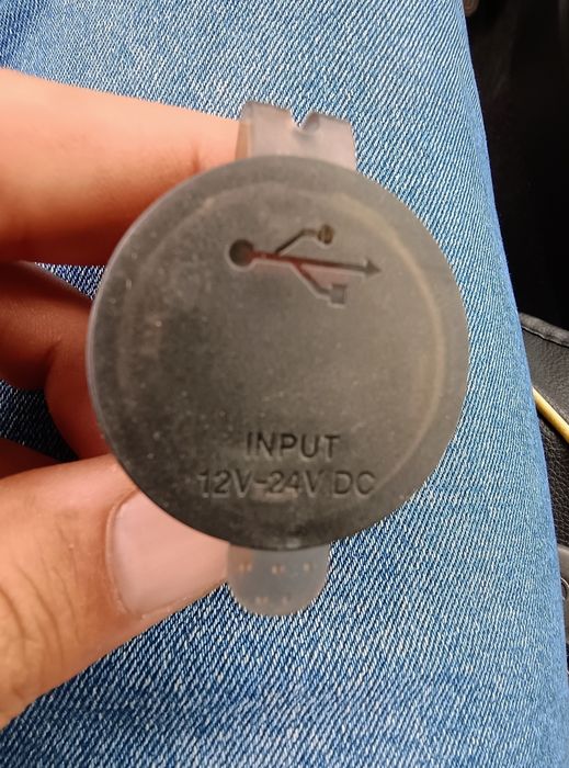 Vând încărcător usb mașină