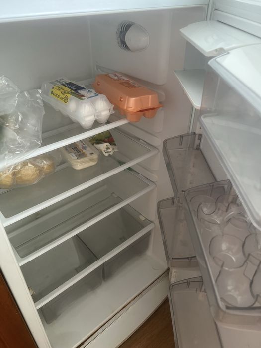Продам хороший холодильник морозит