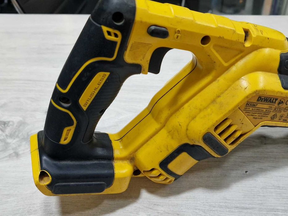 Акумулаторен компактен саблен трион DeWalt DCS367 + батерия и зарядно