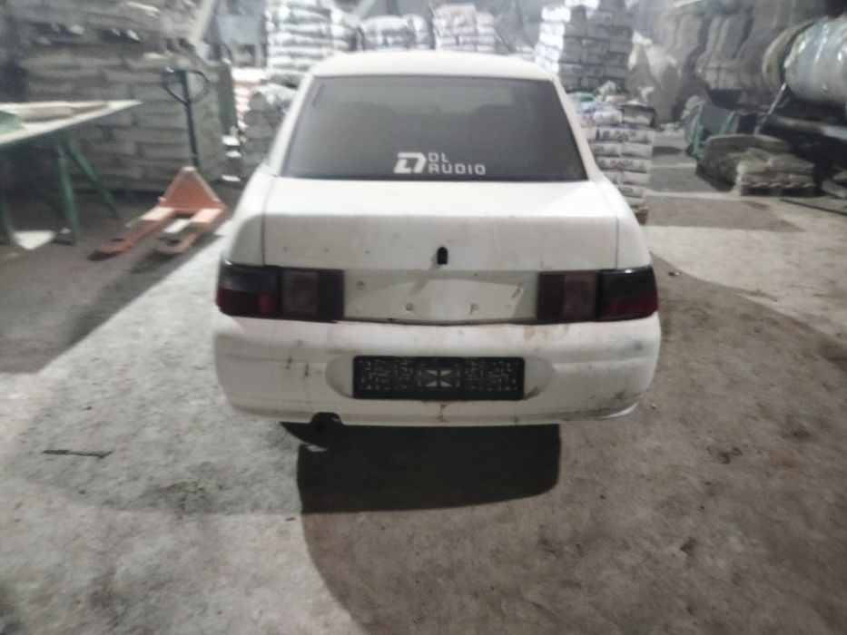 Автомобиль белый