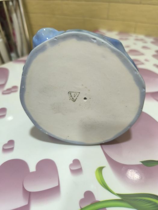 Фарфоровая статуэтка.