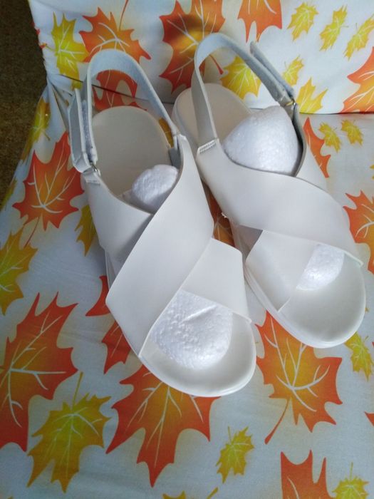 НОВИ Дамски обувки и сандали, чехли