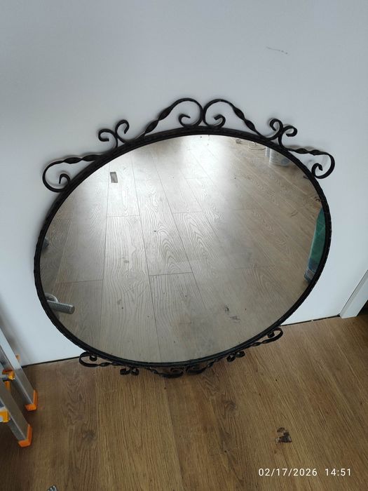 Огледало с желязна рамка