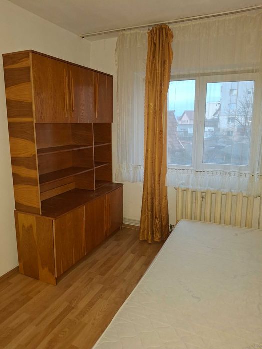 Ofer spre inchiriere ap 3 camere,in zona centrla