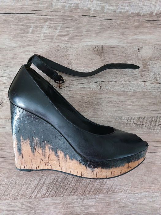 Туфли на танкетке.