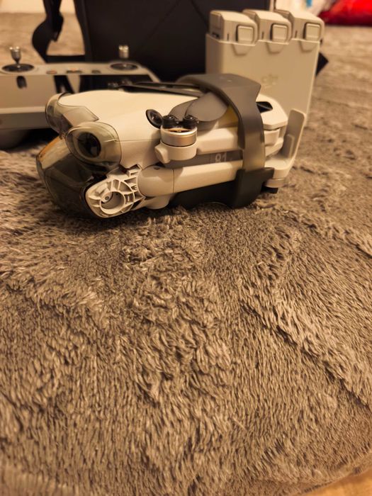 Vând drona dji mini 4  pro