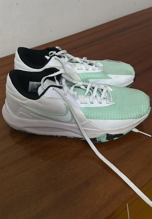 Продам кроссовки