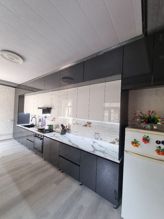 Rasmdagi oshxona mebeli narxi 1 metri uchun 2.8 mln Sifat Mebel