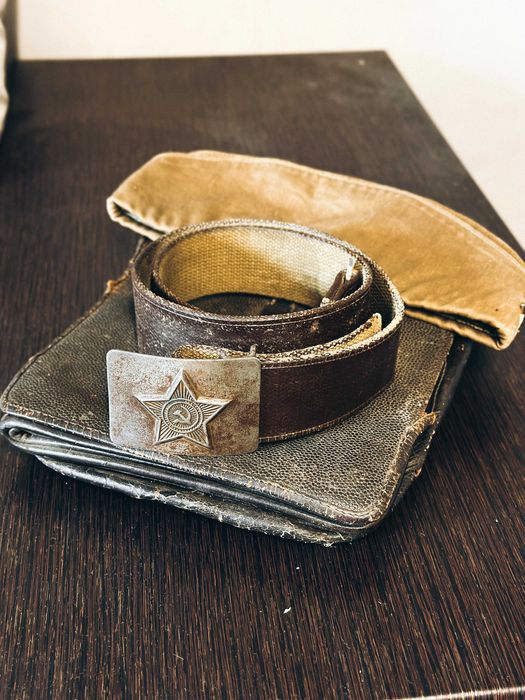 Пилотка, планшет,ремень.