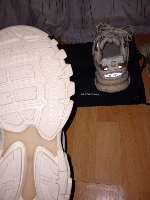balenciaga track bej