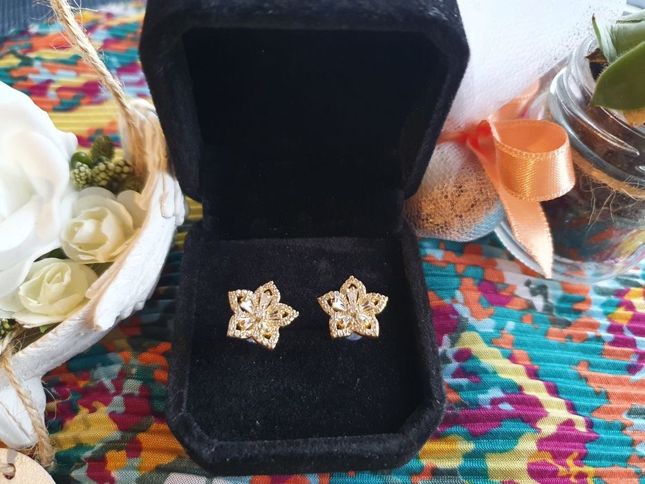 Нови! Продавам сребърни обеци с 14к златно покритие.