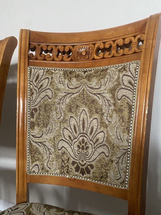 Стол со стульями для гостевой