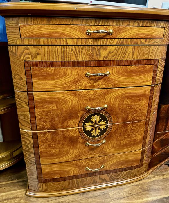 Королевский спальный гарнитур