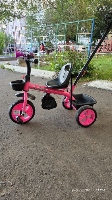 Трехколесный велосипед с ручкой
