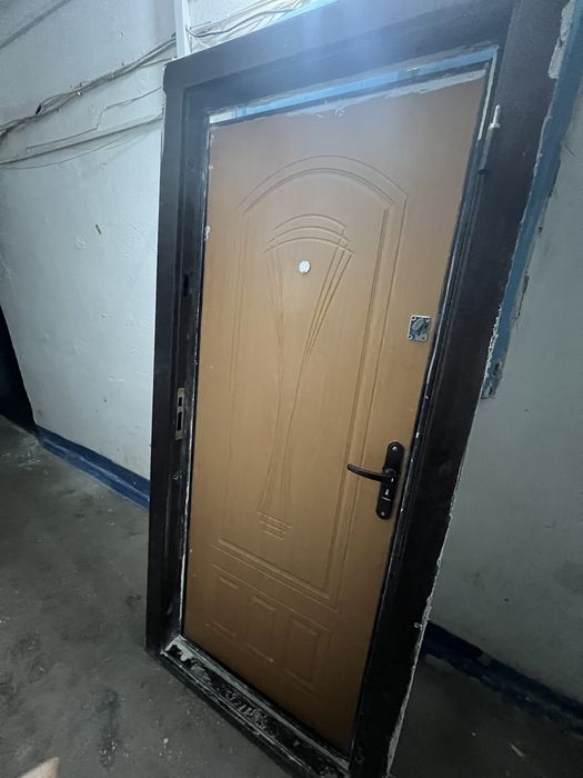 Дверь входная б/у полотно