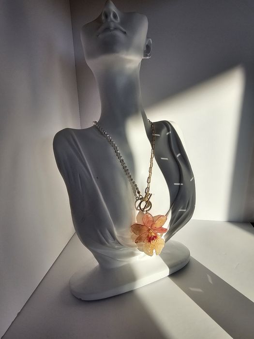 Нежно колие с естествен цвят на орхидея Камбрия.