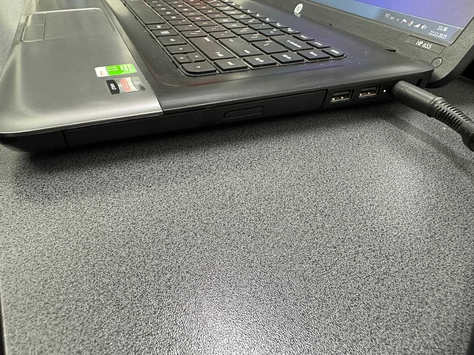 Laptop hp amd radeon de culoare gri