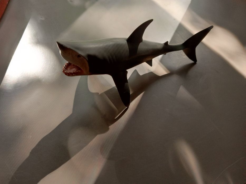 Игрушка в виде акулы