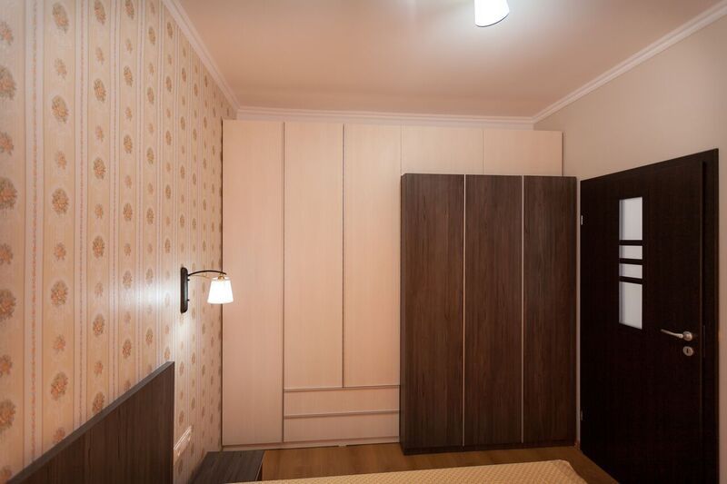Inchiriez apartament 2 camere, bloc nou, complet mobilat utilat, etajul 2