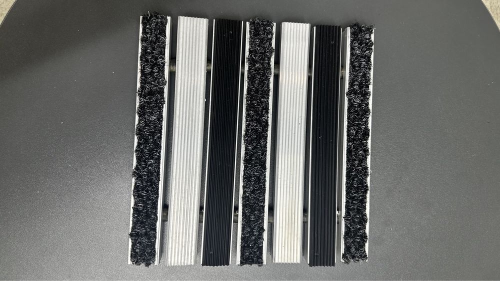 Придверная решетка металлическая