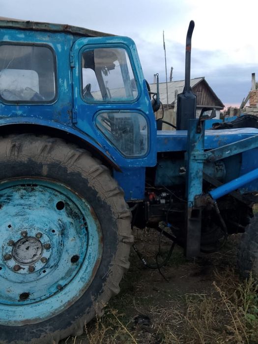 Трактор на ходу