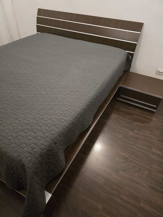 Pat 160/200 ,saltea 160/200,somiera fixă, 2 noptiere Mobexpert