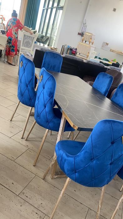 Стол и стулья, диваны