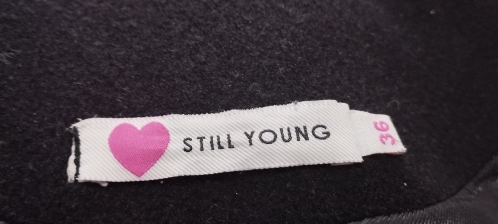 Молодежное женское пальто черного цвета  размер 44-46