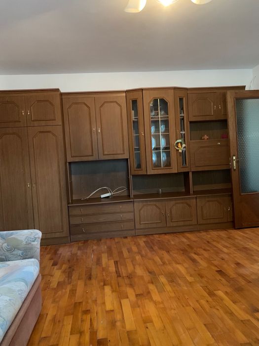 Inchiriez apartament 3 camere parter