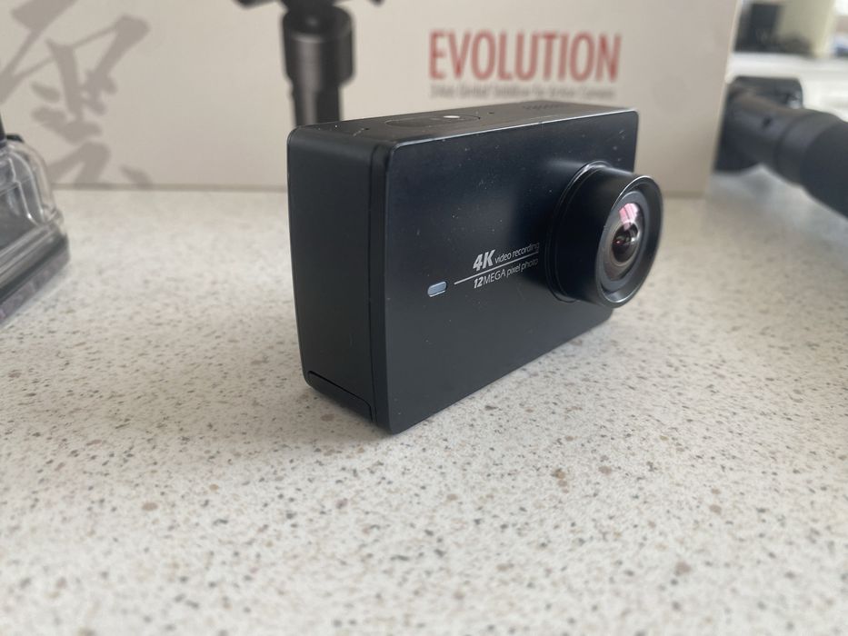 Екшън камера Xiaomi Yi 4k action camera и стабилизатор Zhiyun Evo Z1