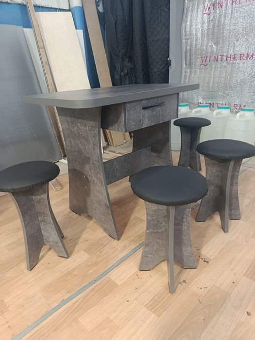 Стол со стульями