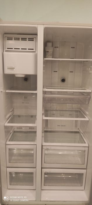 Холодильник Samsung с ледогенератором